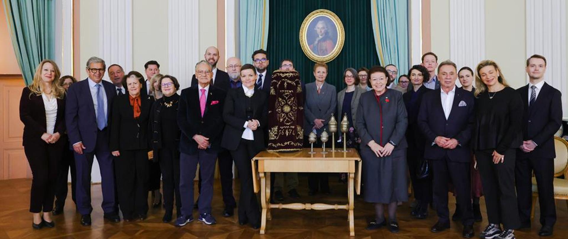 Ceremonia zwrotu greckich judaików 2, Warszawa 04.03.2026, zdjęcie grupowe delegacji polskiej i greckiej 