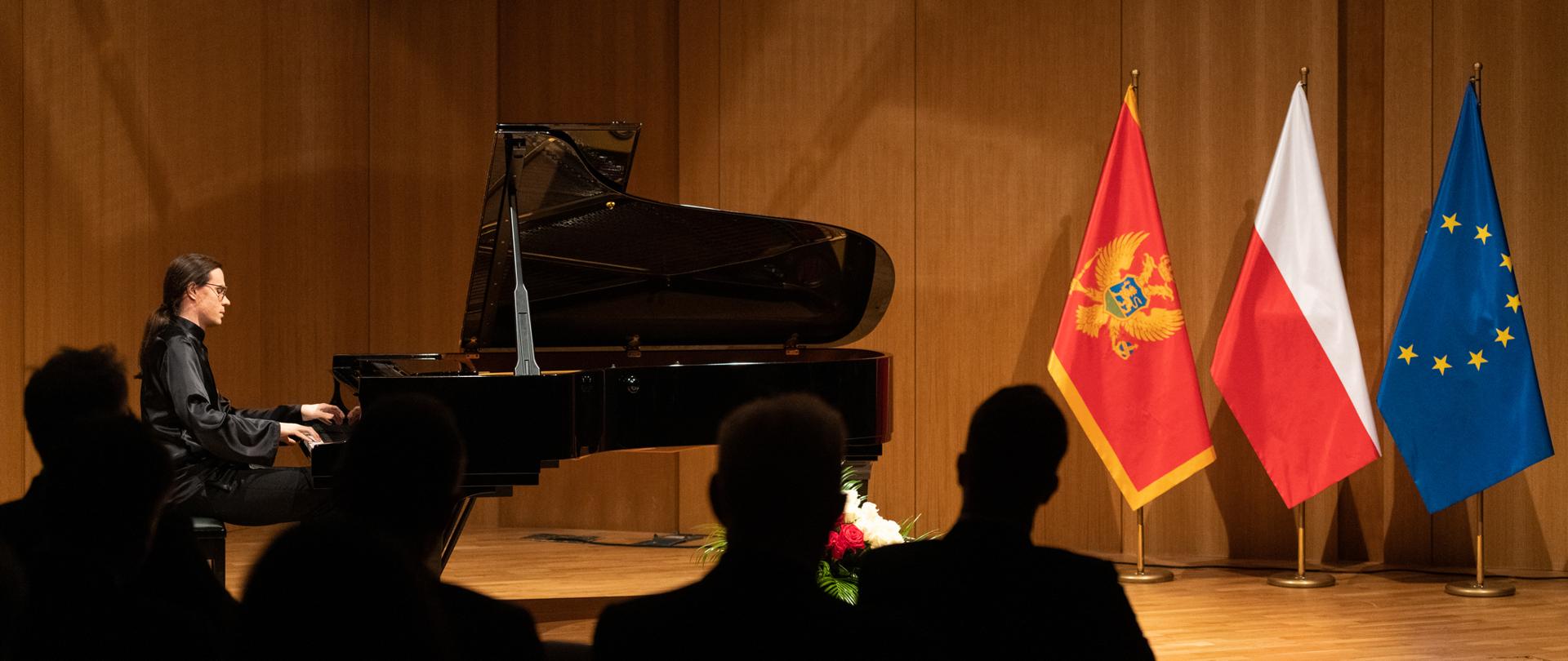 Adam Kaldunski na klaviru izvodi djela Šopena