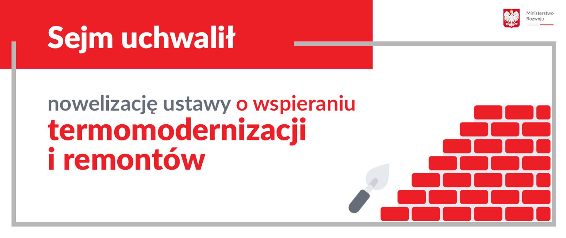 Sejm uchwalił nowelizację ustawy o wspieraniu termomodernizacji i remontów. W prawym górnym rogu logo MR. Poniżej grafika z cegłami.