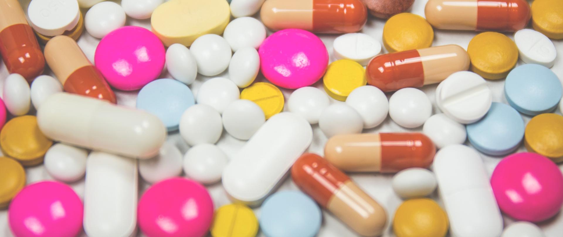 kilkadziesiąt tabletek leków, różne kolory i kształt