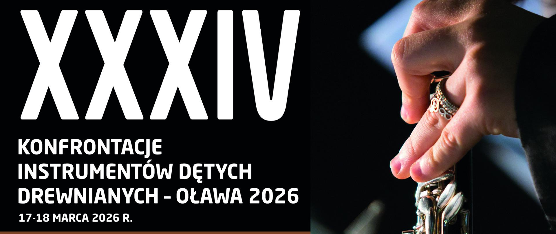 Plakat XXXIV Konfrontacji Instrumentów Dętych - Oława 2026. Plakat podzielony jest na trzy części w kształcie odwróconej litery T. W lewej górnej części na beżowym tle znajdują się informacje na temat Konfrontacji, m. in. program, termin i miejsce przesłuchań konkursowych. W prawej górnej części zamieszczone jest zdjęcie w pomieszczeniu zbliżenie dłoni człowieka grającego na czarnym klarnecie. Na dole plakatu na białym tle znajdują się logotypy patronów medialnych oraz instytucji wspierających organizację imprezy.