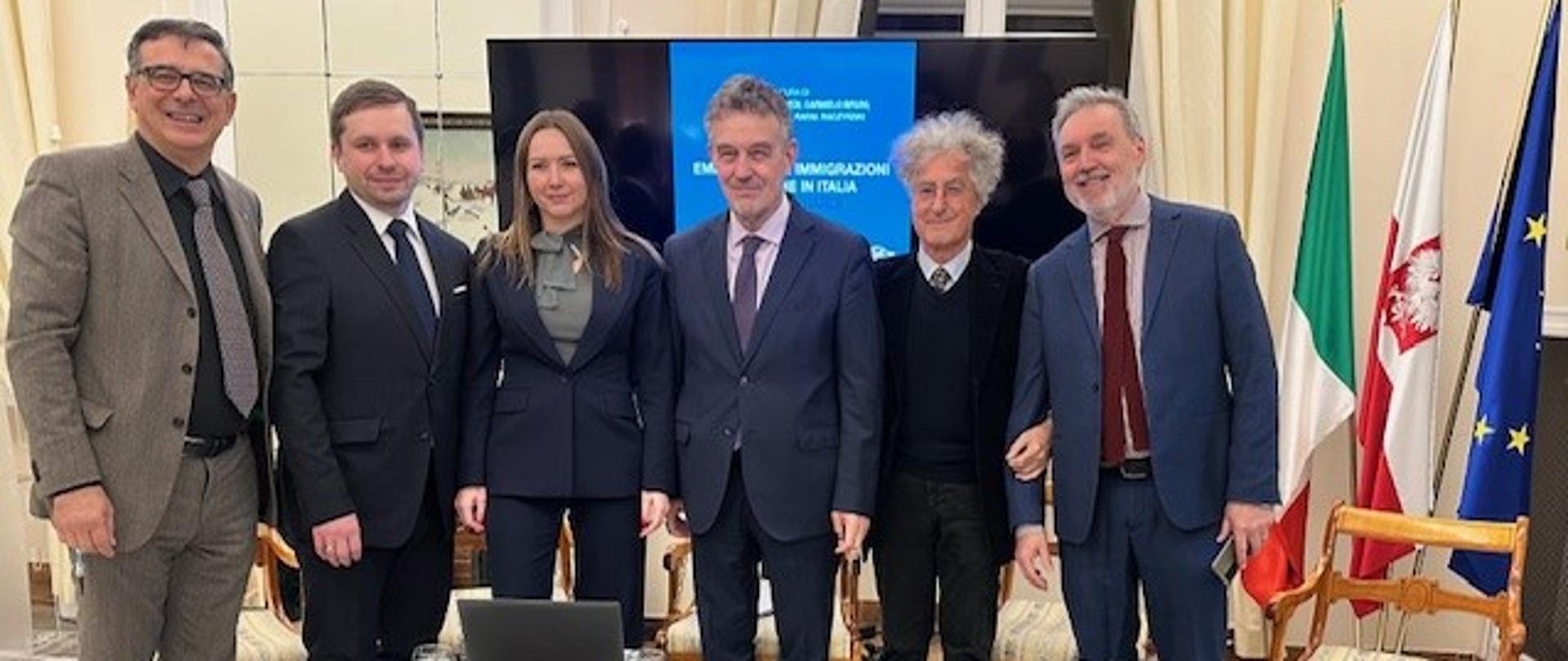 Presentazione della pubblicazione sull'immigrazione polacca in Italia. La foto rappresenta i relatori insieme al capo della missione diplomatica a Roma Ryszard Schnepf.