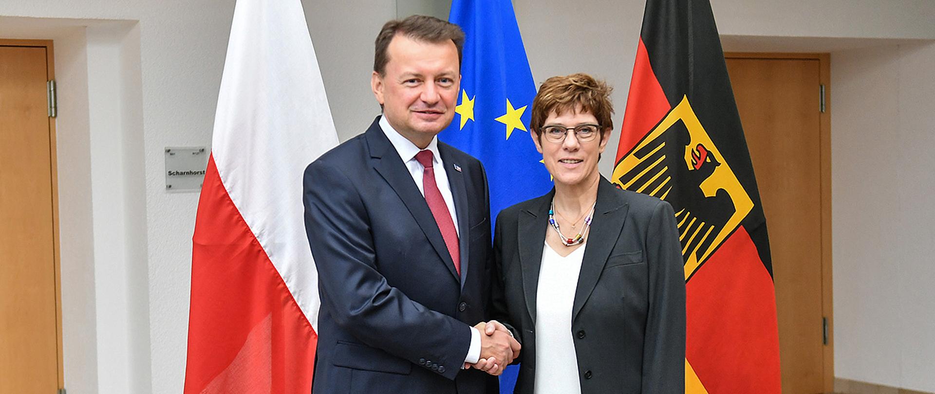 Minister M.Błaszczak wita się z minister Annegret Kramp-Karrenbauer w Berlinie