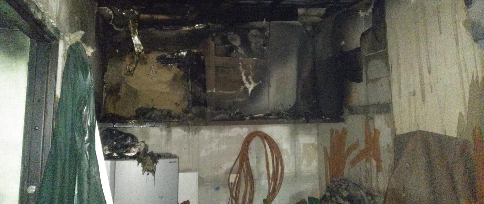 widok spalonego pomieszczenia gospodarczego wraz z zawartością