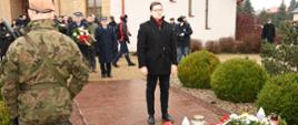Obchody Dnia Pamięci Ofiar Obu Totalitaryzmów na Warmii i Mazurach - kwiaty składa Poseł na Sejm RP