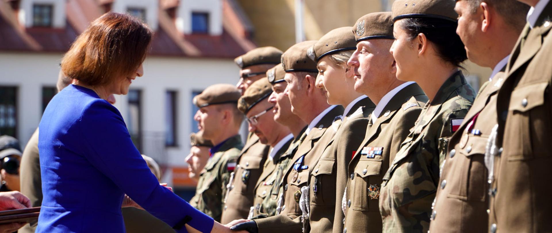 Wojewoda podkarpacki Ewa Leniart podaje rękę żołnierzom 3.Podkarpackiej Brygady Obrony Terytorialnej podczas ich święta