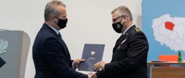 Moment wręczenia decyzji na Powołanie Kujawsko-Pomorskiego Komendanta Wojewódzkiego PSP na członka Rady Kujawsko-Pomorskiego Oddziału NFZ. Decyzję Komendantowi przekazuje Wojewoda Kujawsko-Pomorski.