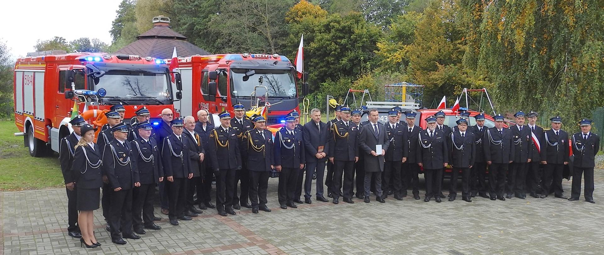 Uroczystość z okazji przekazania do użytkowania lekkiego samochodu rozpoznawczo-ratowniczego i łodzi ratowniczej dla Ochotniczej Straży Pożarnej w Grodzicznie