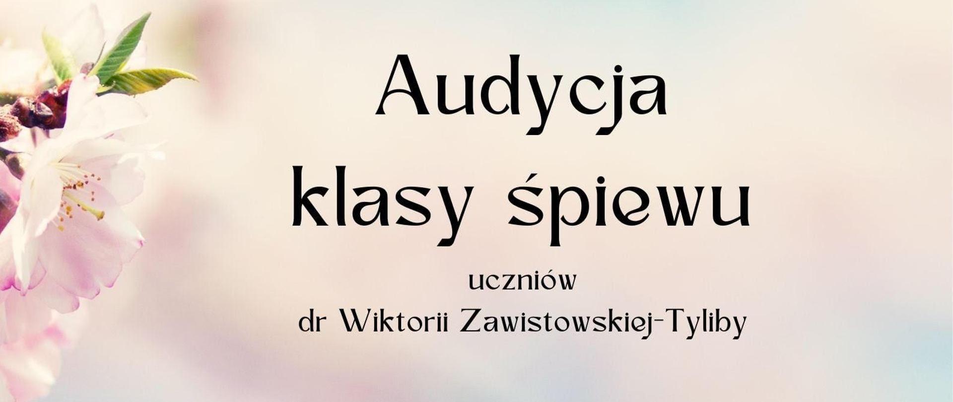 w tle biało-różowe kwiaty wiśni, na środku napisać informujący o audycji i wykonawcach, na dole po prawej stronie data i godzina wydarzenia