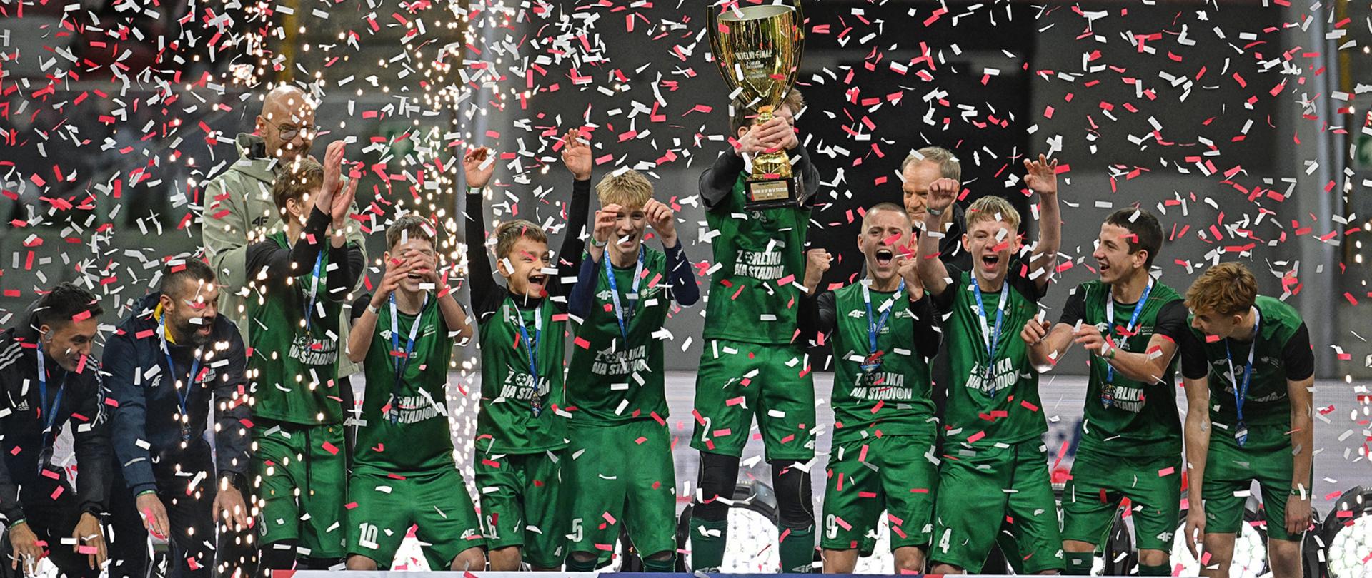 Radość zwycięzców turnieju Z Orlika na Stadion, tuż po odebraniu pucharu.