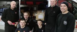 Na zdjęciu widać kilku funkcjonariuszy biorących udział w szczytnej akcji zbiórki dla dzieci ukraińskich strażaków. 