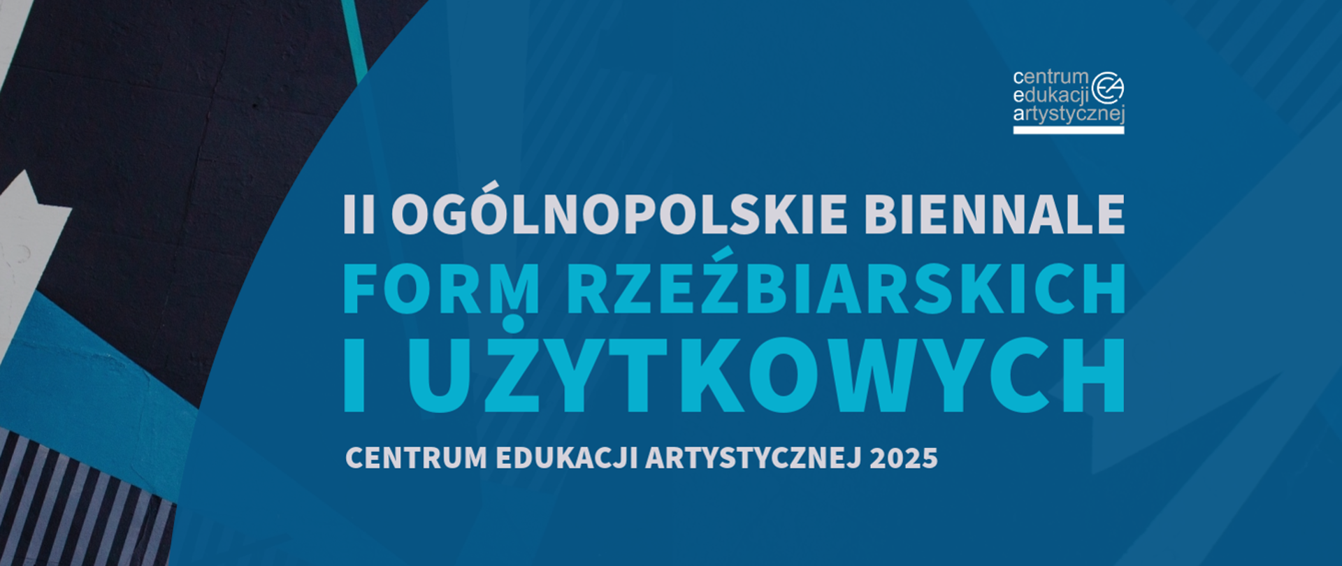 Grafika przedstawia informację o II Ogólnopolskim Biennale Form Rzeźbiarskich i Użytkowych organizowanym przez Centrum Edukacji Artystycznej. Napis w kolorze białym i błękitnym wkomponowany jest w niebieski prostokąt. Po lewej stronie prostokąta widzimy dodatkowo elementy graficzne składające się z figur geometrycznych, el. białe, szare w czarne paski i czarne. 