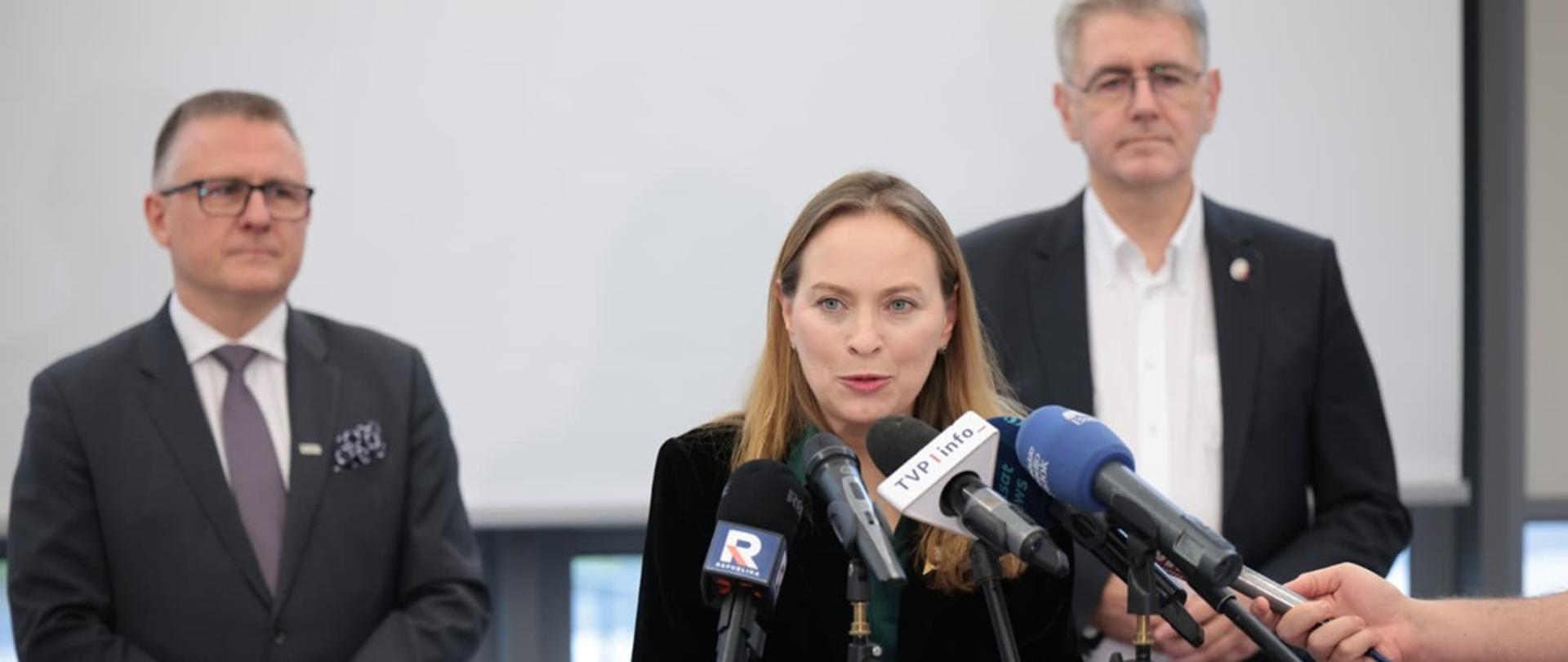 Minister funduszy i polityki regionalnej Katarzyna Pełczyńska-Nałęcz stoi przy mikrofonach, po jej prawej stronie stoi prezes Polskiej Agencji Przedsiębiorczości Krzysztof Gulda 