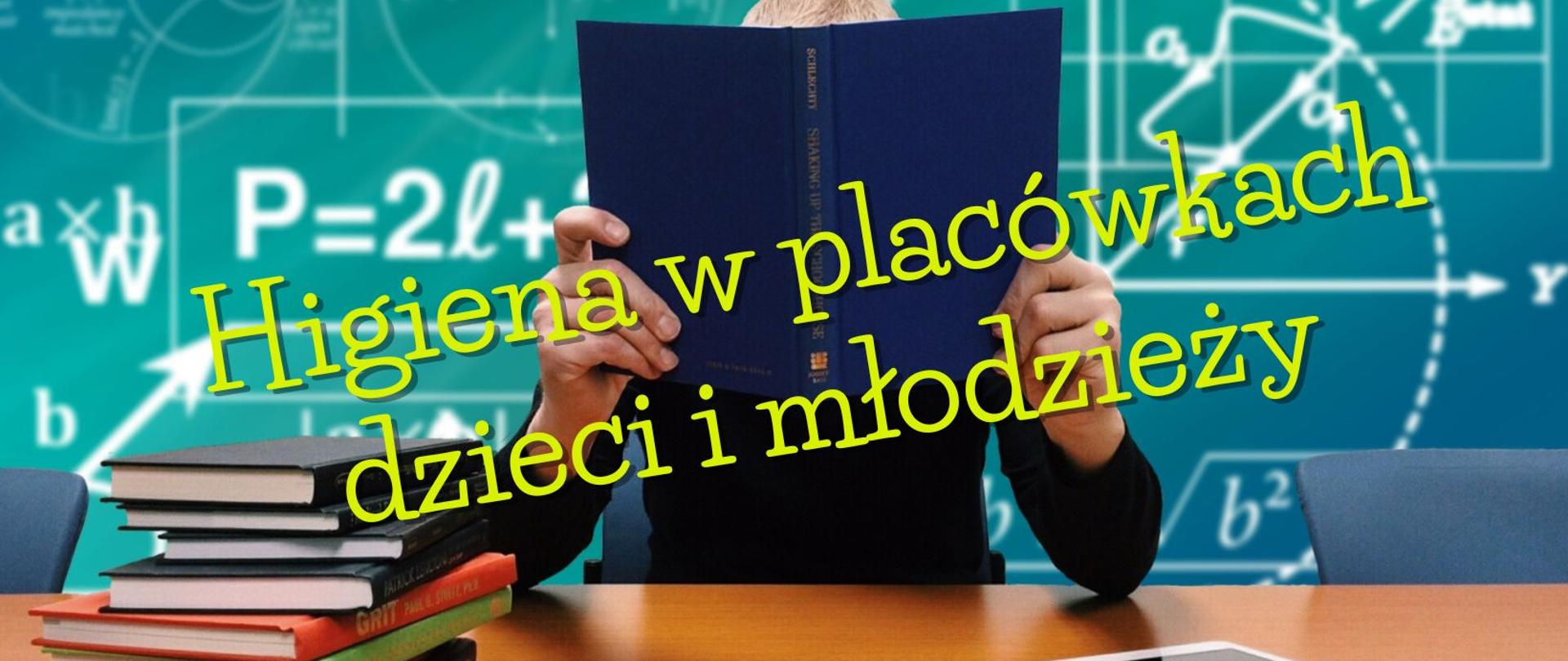 Dziecko siedzące przy biurku czytające książkę.
