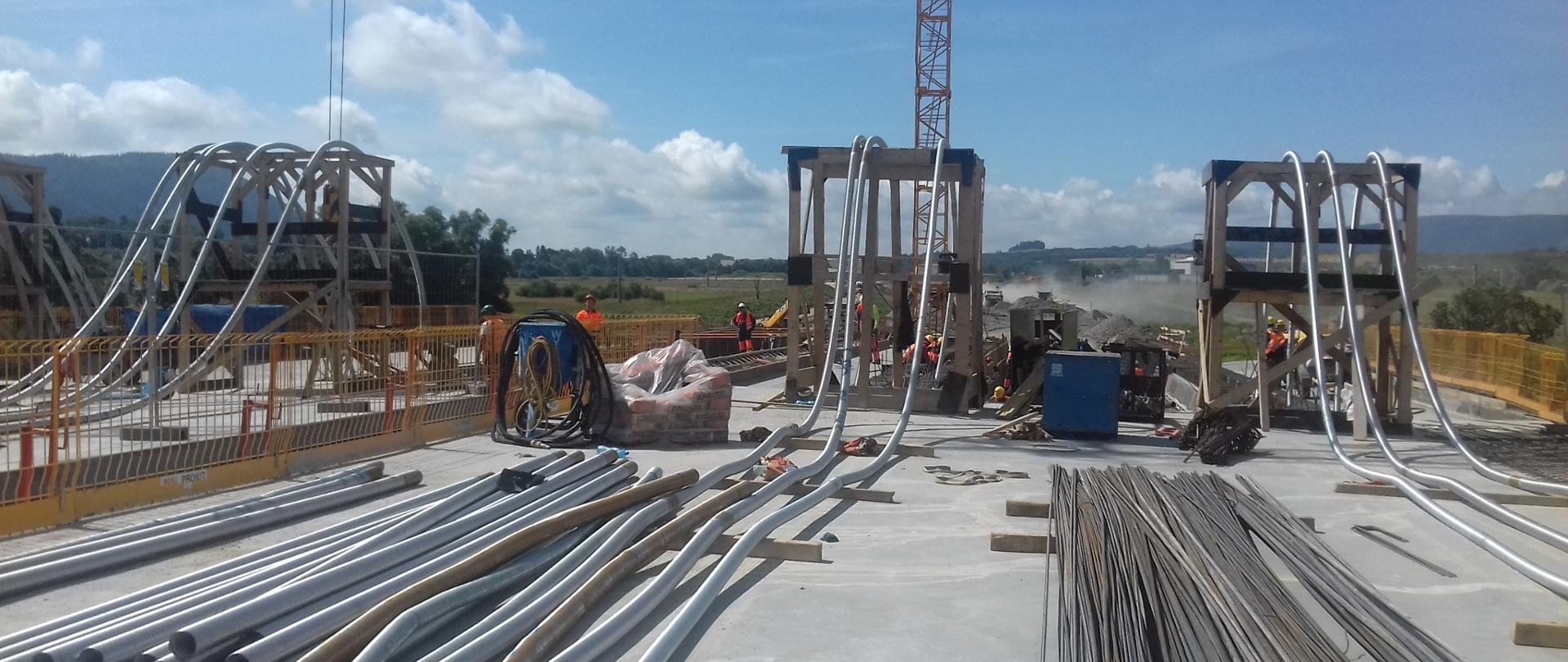 na zdjęciu widać pracowników budowalnych prowadzących prace na obiekcie