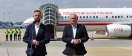 26 maja 2025 r. w 1. Bazie Lotnictwa Transportowego w Warszawie, odbyła się konferencja prasowa Władysława Kosiniaka-Kamysza wicepremiera-ministra obrony narodowej przed wylotem do USA, gdzie szef MON spotka się z sekretarzem obrony USA Pete'm Heghseth'em. Fot. plut. Wojciech Król/MON 