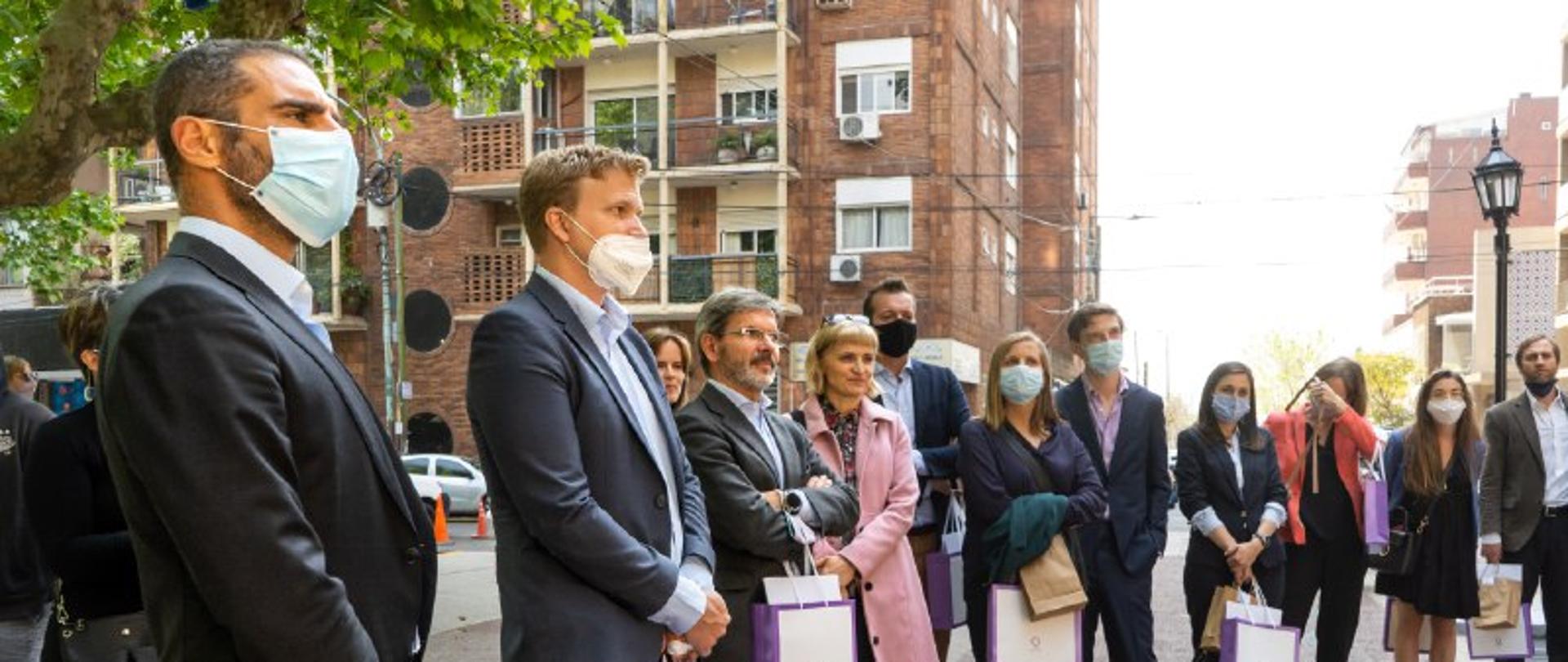 Z kolei w Lanús odwiedzili Klub Społeczno-Sportowy XX Wieku oraz Narodowy Uniwersytet w Lanús, gdzie rozmawiali z rektorem Ana Maria Jaramillo i prorektorem Pablo Narvaja. Podczas konferencji dyskutowali o dzisiejszej UE, jej wyzwaniach i priorytetach, głównie dotyczących ochrony środowiska, praw człowieka i rozwoju technologii cyfrowych.
