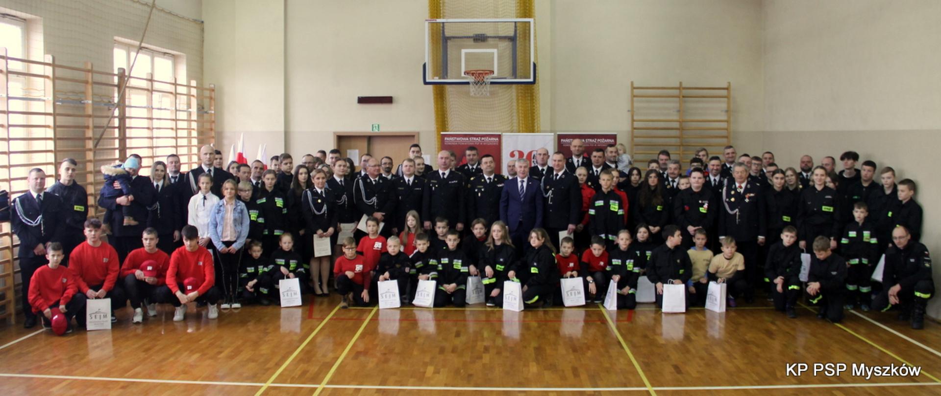 Zdjęcie przedstawia strażaków. 