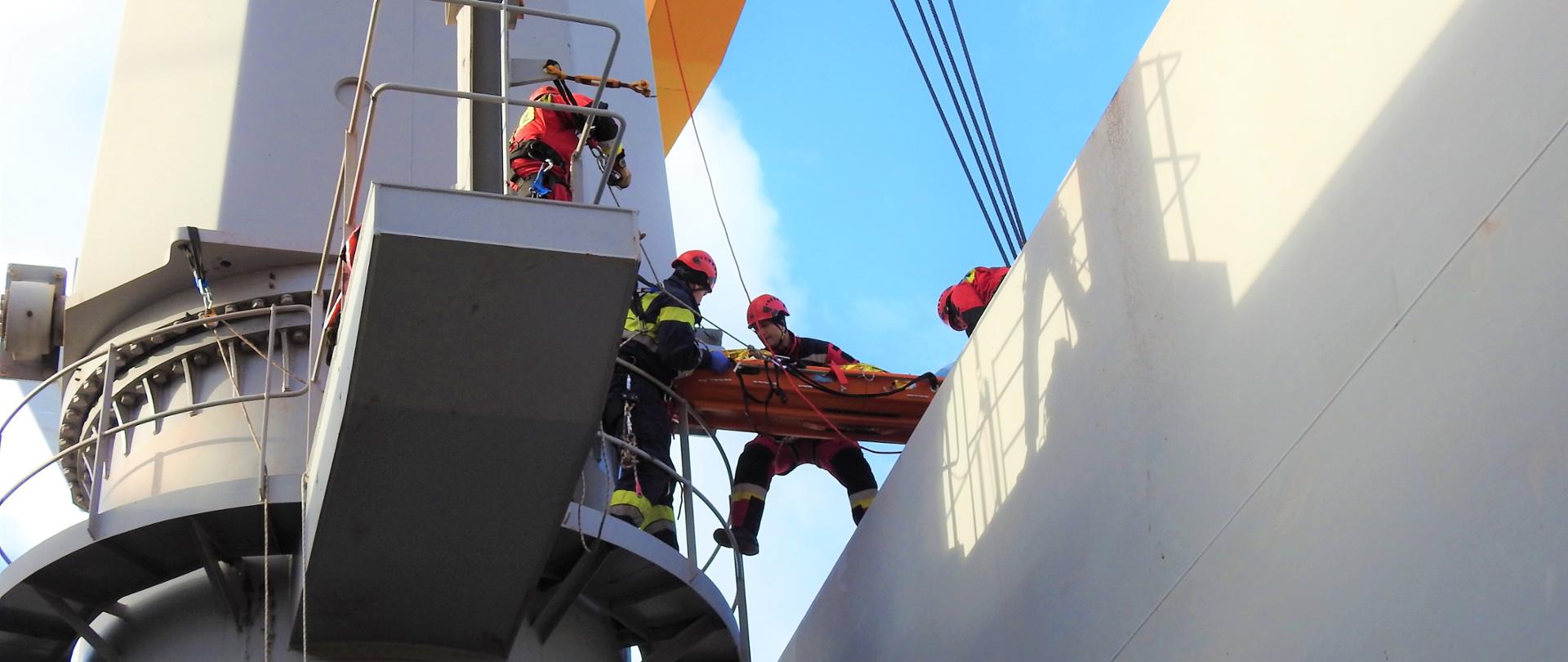 Przemieszczanie noszy pomiędzy pokrywą a żurawiem