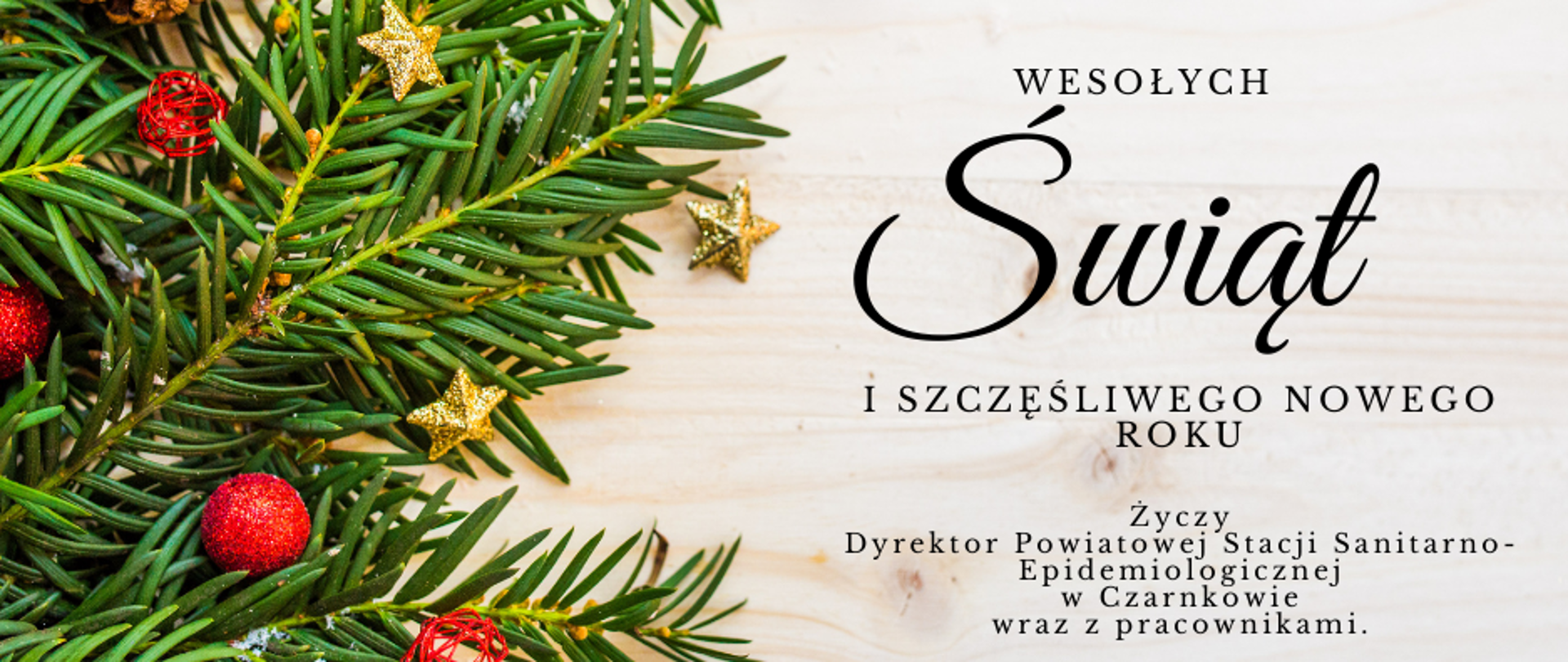 Na drewnianej desce leżą ustrojone gałązki świerku. Po prawej stronie napis: Wesołych Świąt i Szczęśliwego nowego roku.