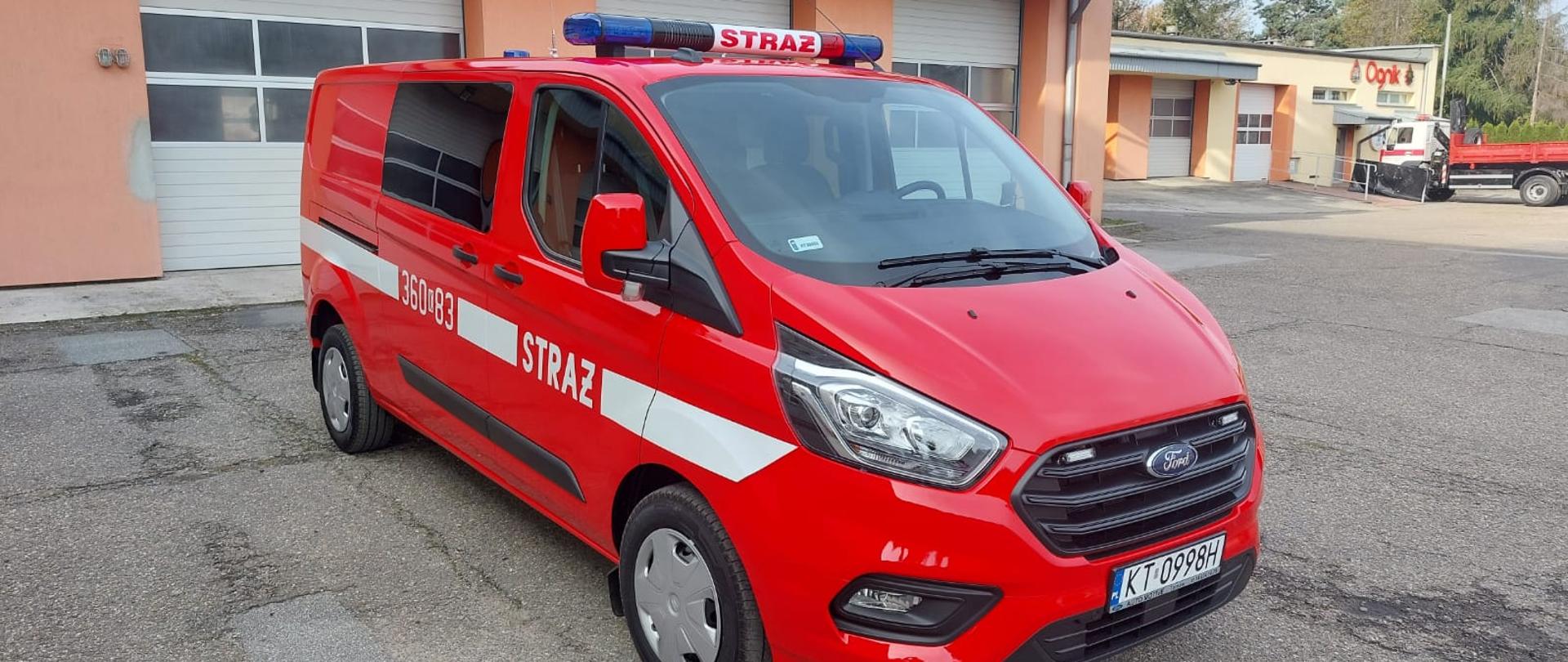 Na zdjęciach widać samochód SLKw Ford Transit Custom, który stoi na placu wewnętrznym
KM PSP w Tarnowie.
