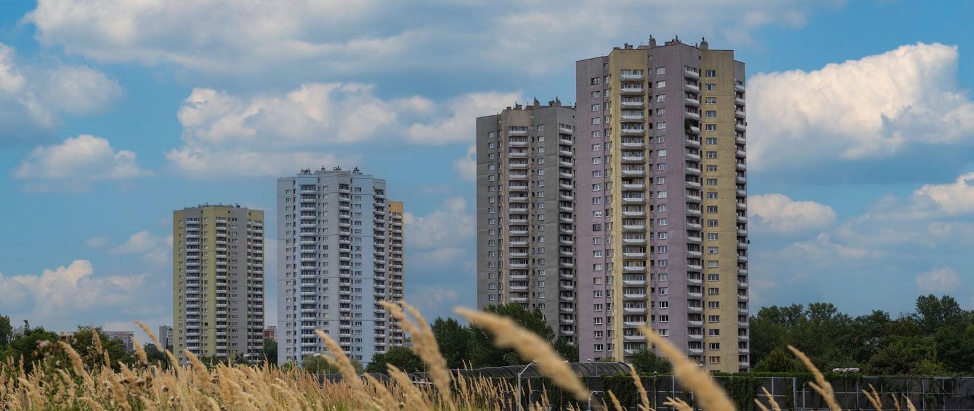 Wysokie budynki mieszkalne z lat 70-80.