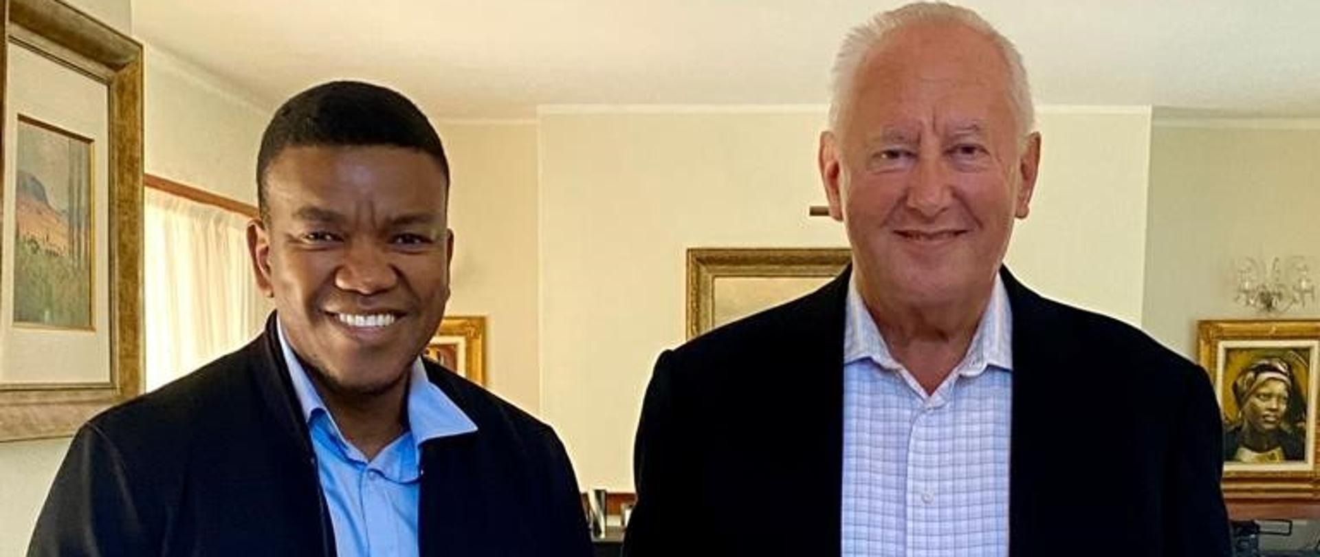 (od lewej strony) Loyiso Bala i Ambasador Andrzej Kanthak