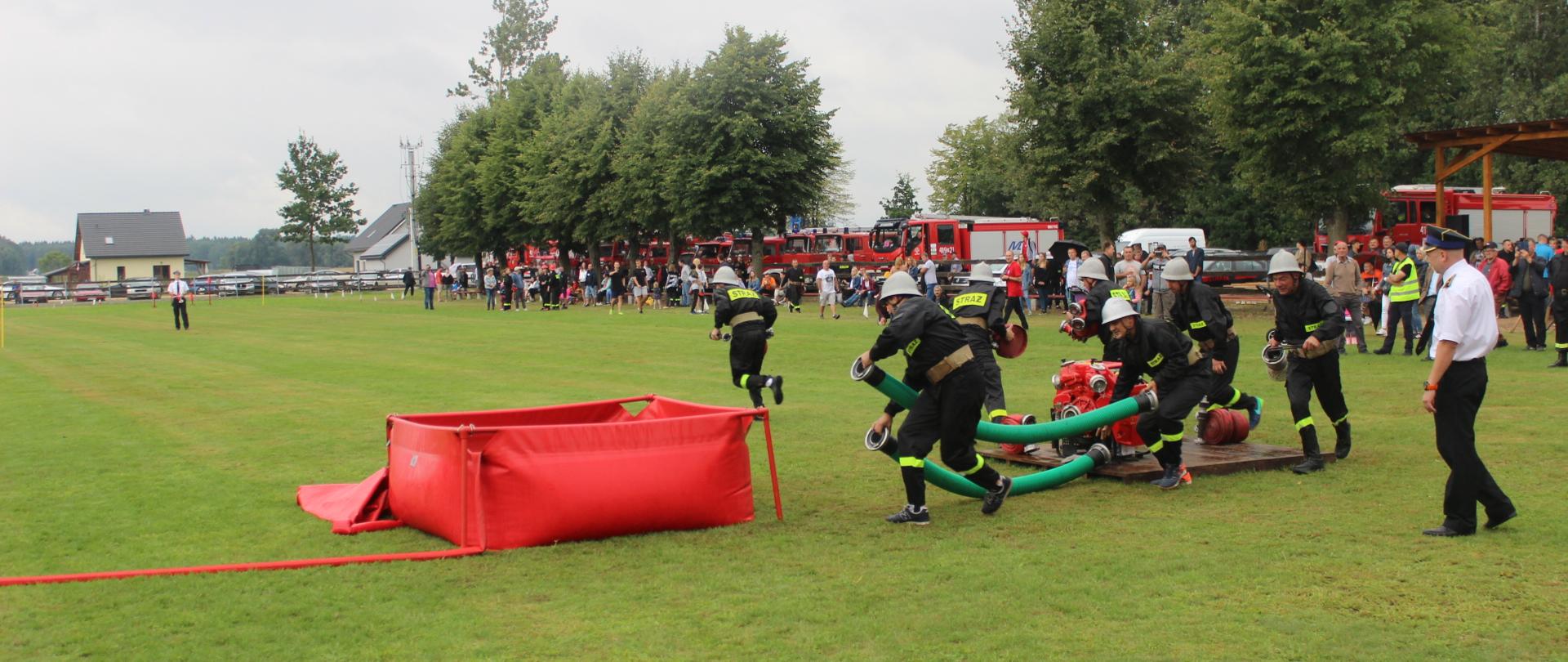 Drużyna OSP podczas konkurencji ćwiczenia bojowe 