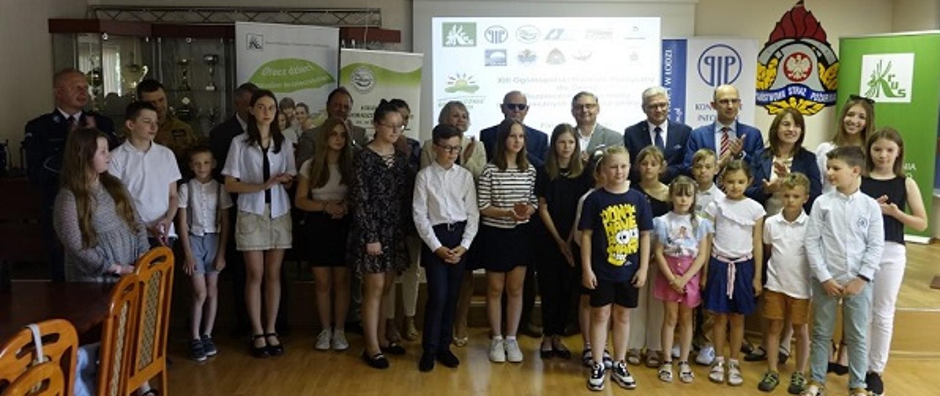 Zdjęcie grupowe laureatów