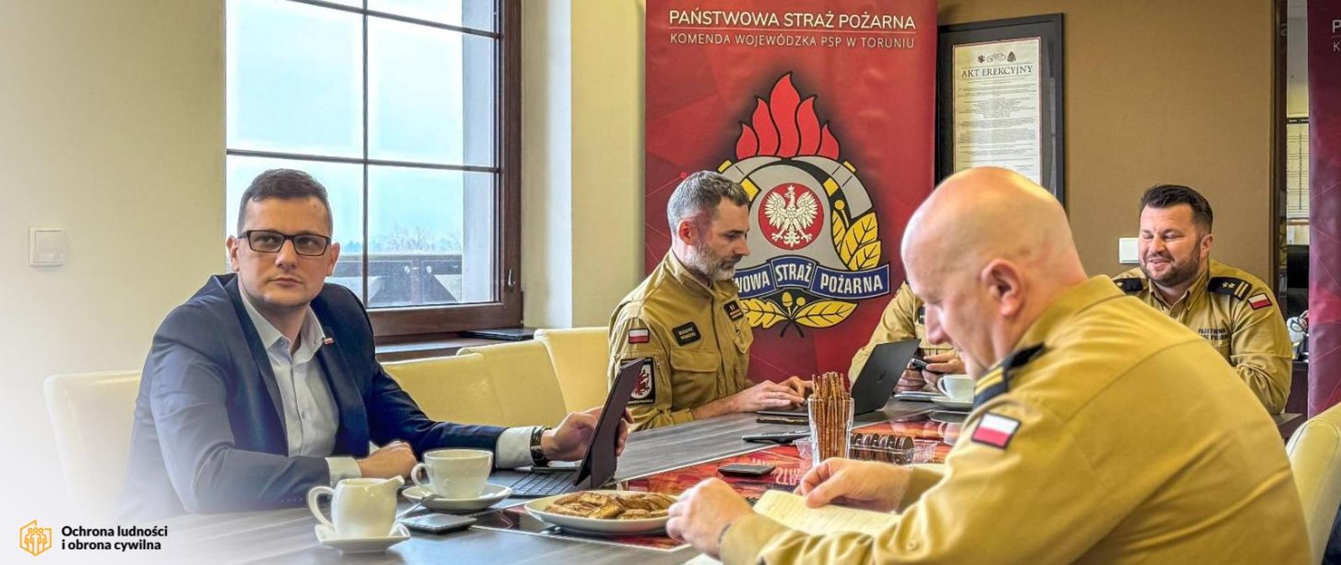 Podczas szkolenia przy stole siedzi Wojewoda Kujawsko-Pomorski Michał Sztybel oraz Kujawsko-Pomorski Komendant Wojewódzki PSP st. bryg. Rafał Świechowicz.