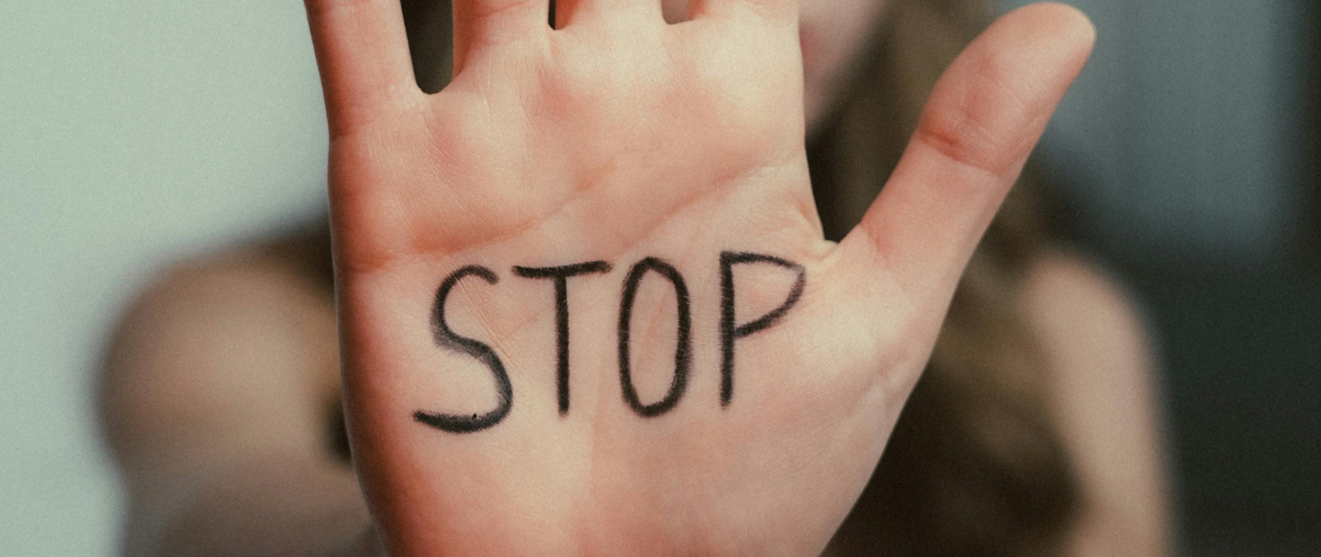 zdjęcie ręki z napisem stop