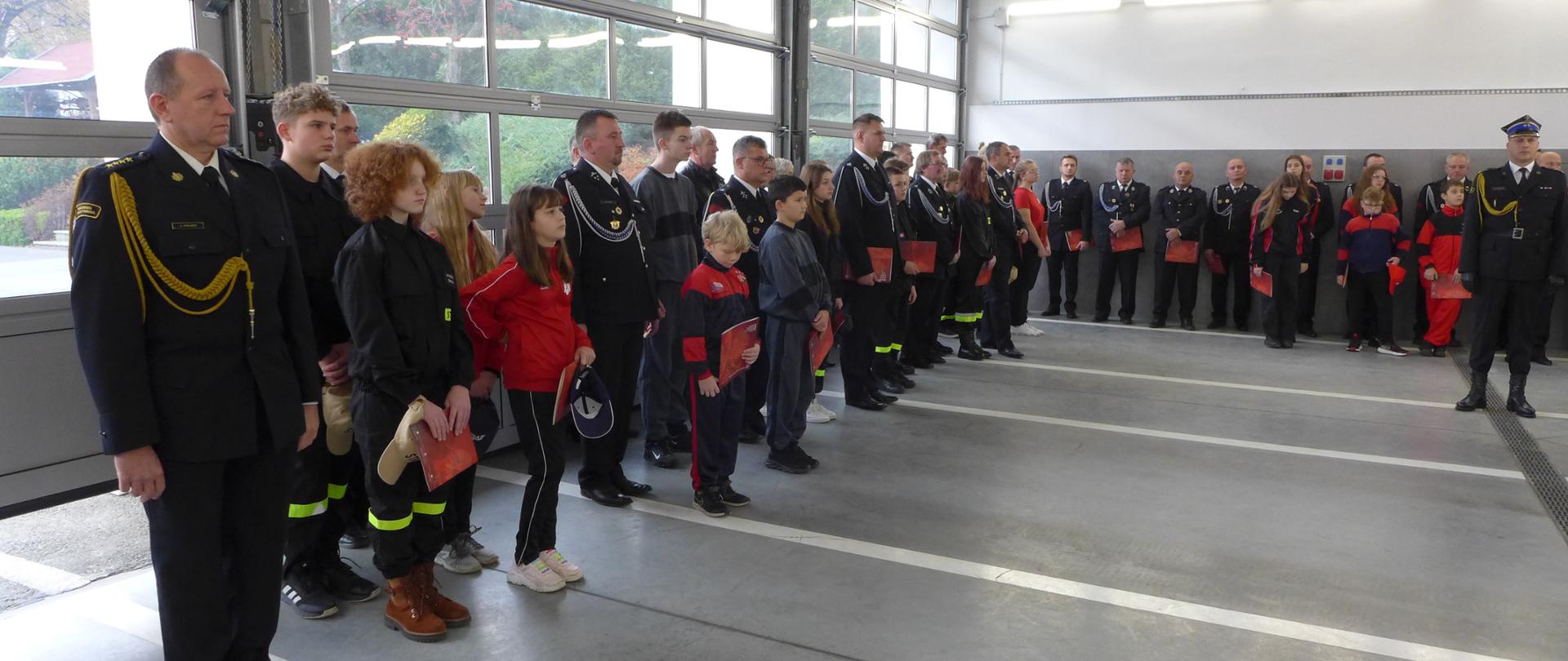 Zdjęcie uczestników uroczystości strażaków PSP i OSP na garażu JRG w Krapkowicach.