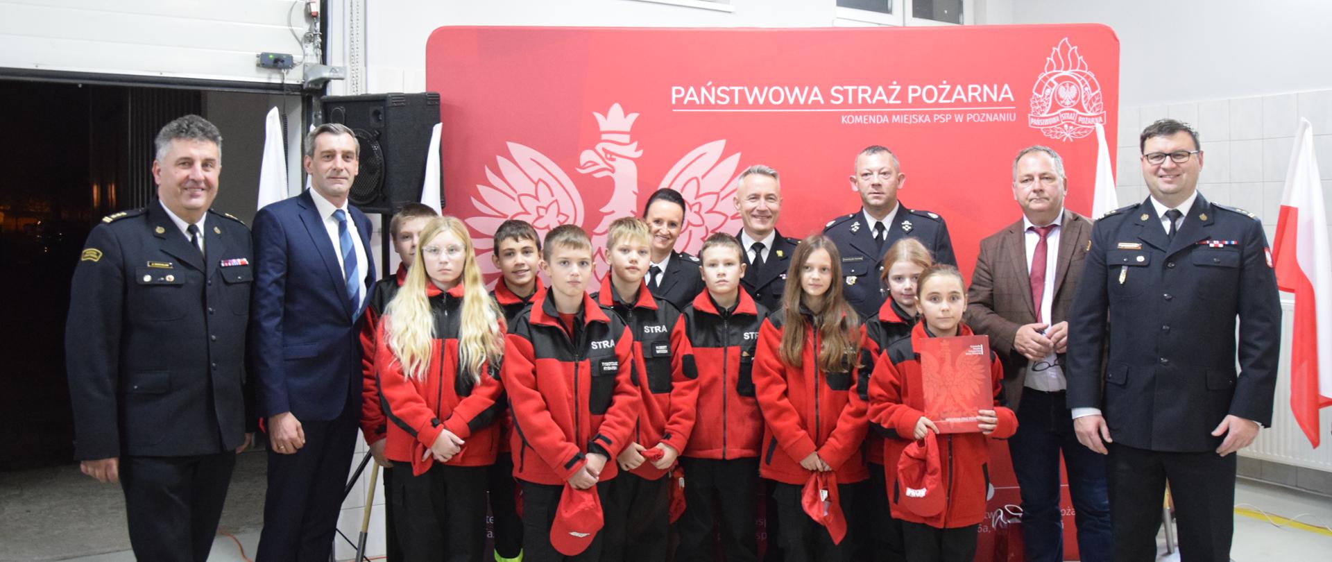 Zdjęcie grupowe członków MDP wraz z komendantem głównym oraz pozostałymi uczestnikami zbiórki