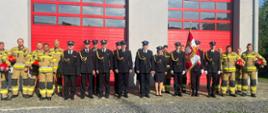 Zdjęcie przedstawia funkcjonariuszy Komendy Powiatowej Państwowej Straży Pożarnej w Lwówku Śląskim - zdjęcie grupowe.