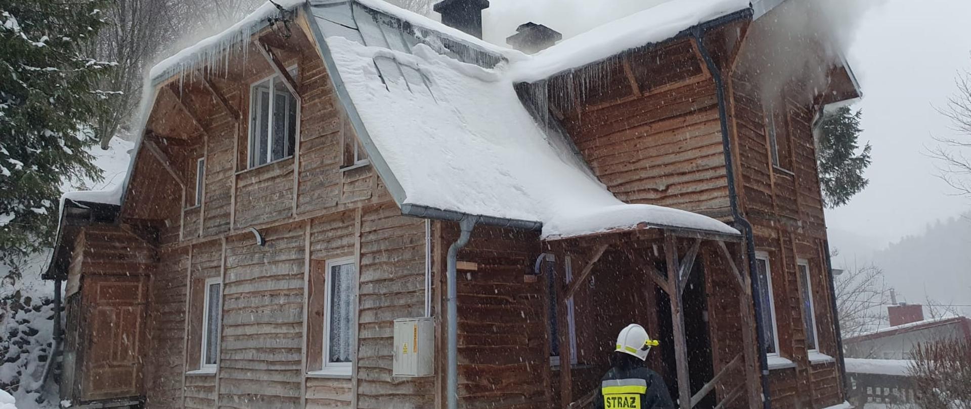 . Działania zastępów polegały na wprowadzeniu ratowników zabezpieczonych w sprzęt ochrony dróg oddechowych i dwie linie gaśnicze do budynku, w celu znalezienia zarzewia ognia. 
