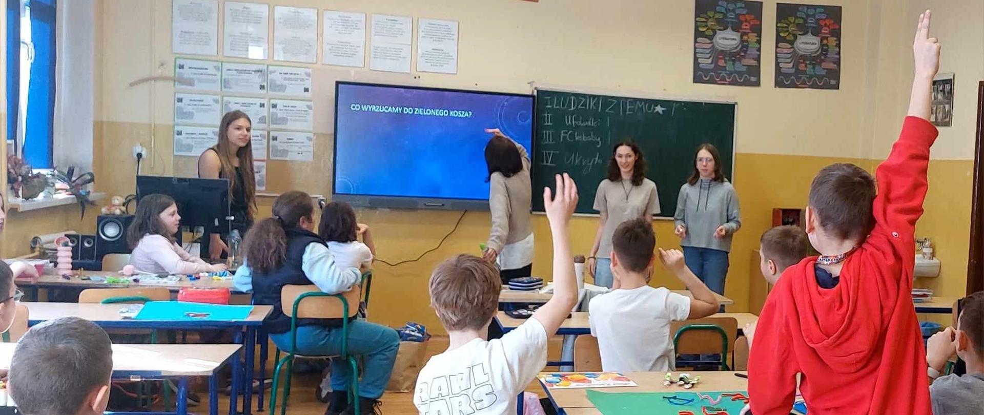 Fotografia z warsztatów ukazująca wnętrze klasy.