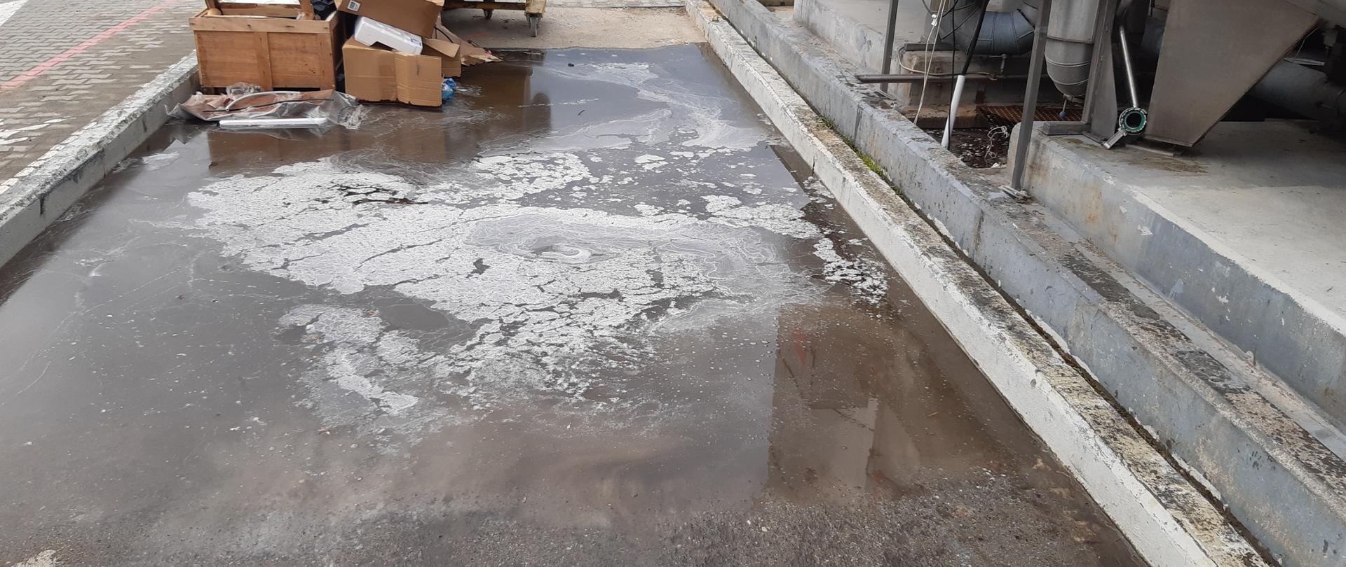 rozlana substancja na terenie zakładu 