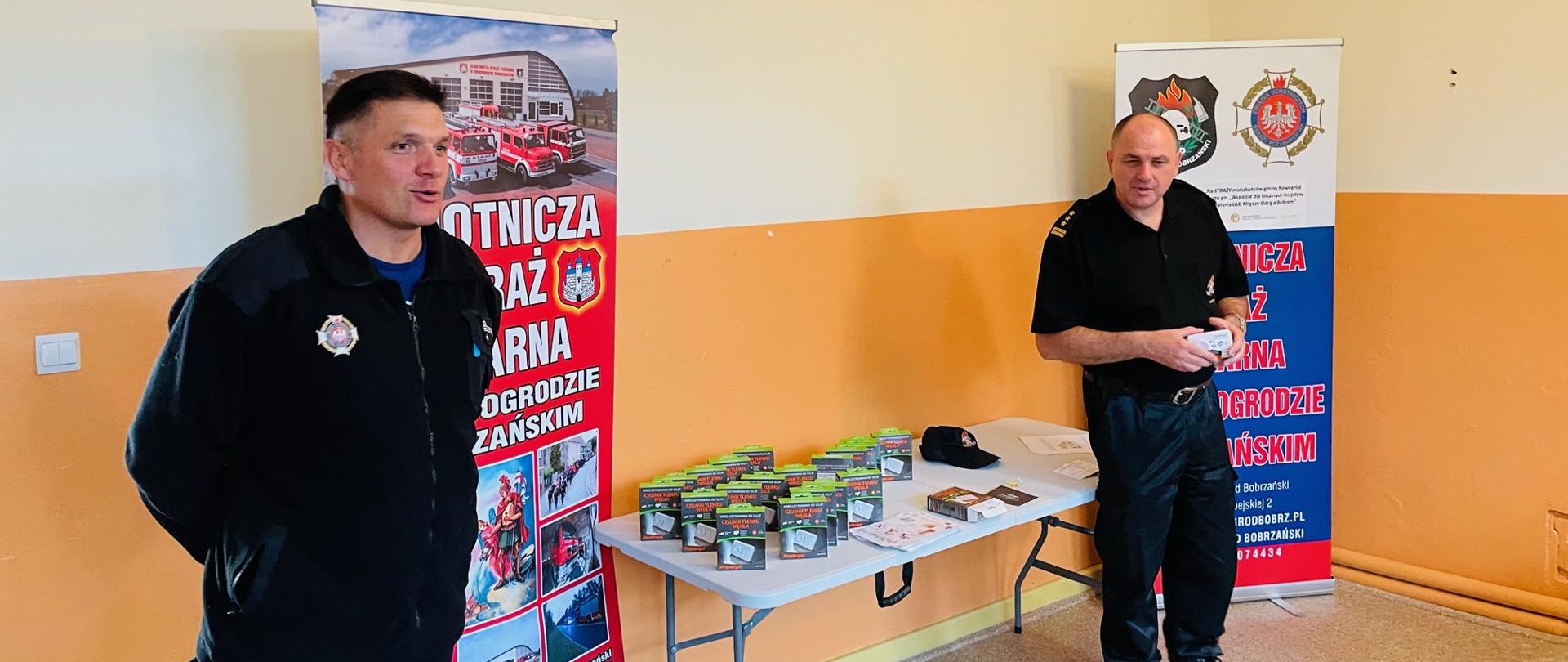 "Na STRAŻY mieszkańców gminy Nowogród Bobrzański" - strażacy omawiający projekt