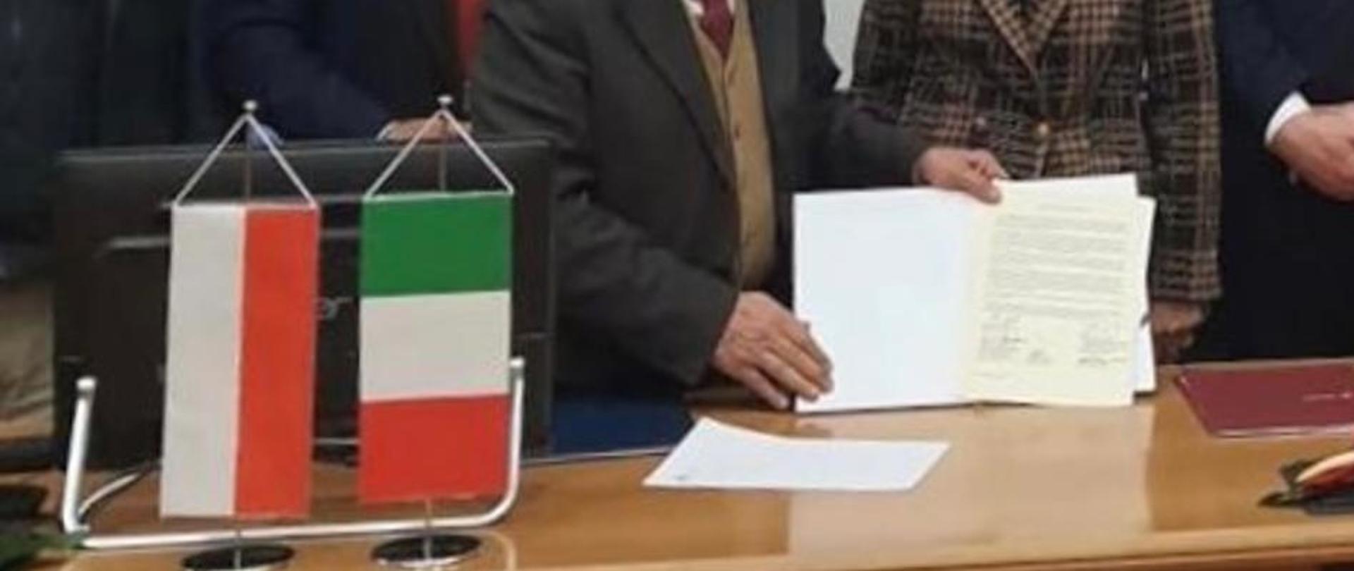 Uroczystość podpisania porozumienia między polską firmą Factor Consulting, Uniwersytetem Medycznym we Wrocławiu i Uniwersytetem Rzymskim „La Sapienza” 