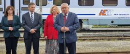 Minister infrastruktury Andrzej Adamczyk podczas konferencji prasowej dotyczącej ogłoszenia przetargu na przebudowę i modernizację stacji postojowej PKP Intercity Przemyśl Bakończyce