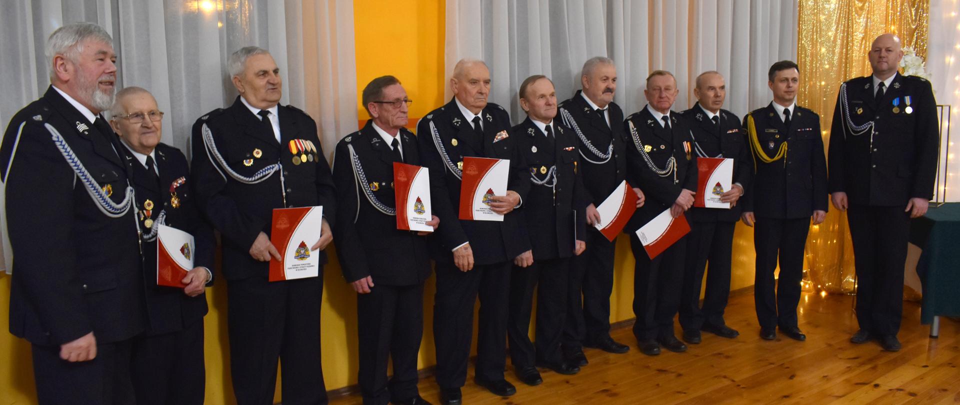 Zdjęcie przedstawia wręczenie Decyzji administracyjnych przyznających druhom świadczenie ratownicze - OSP Przystajń