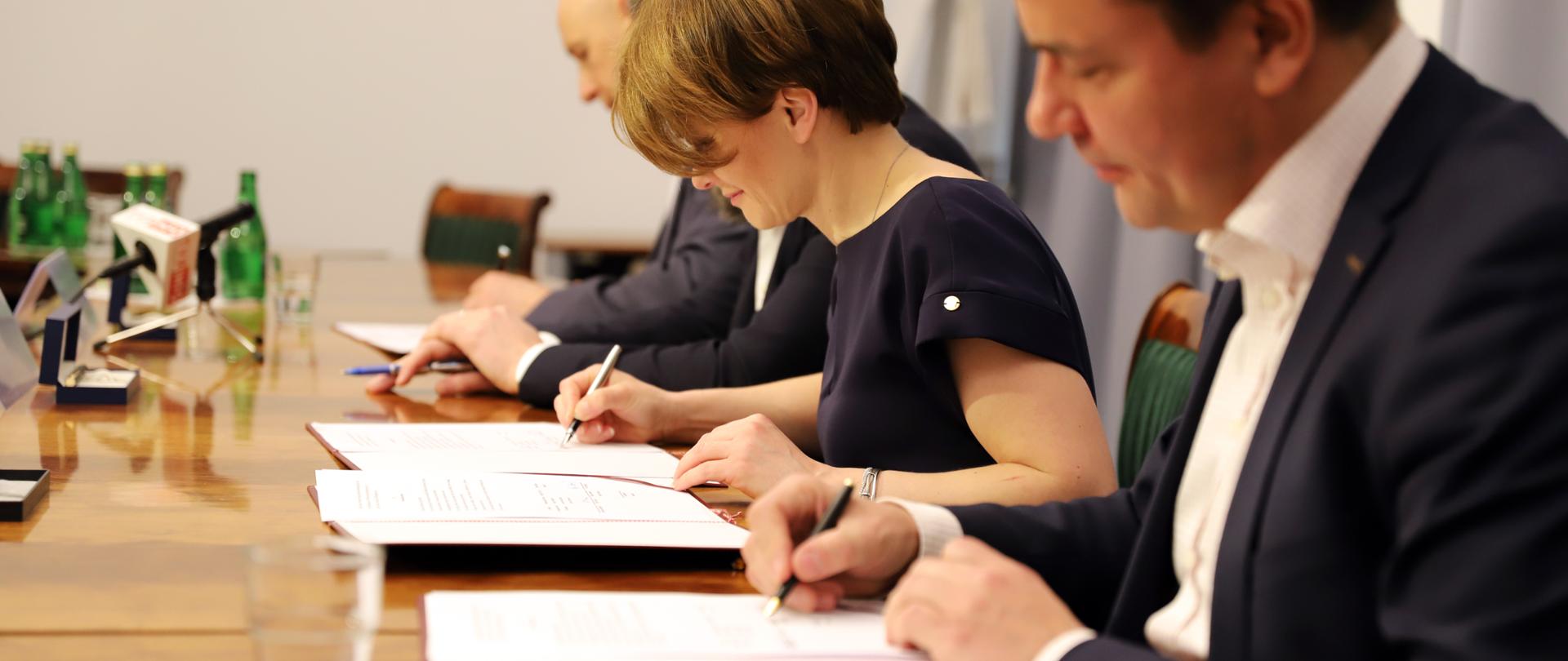 Minister, Pełnomocnik, przedstawiciele Allegro.pl i Alarmu Smogowego podpsiują deklaracje 