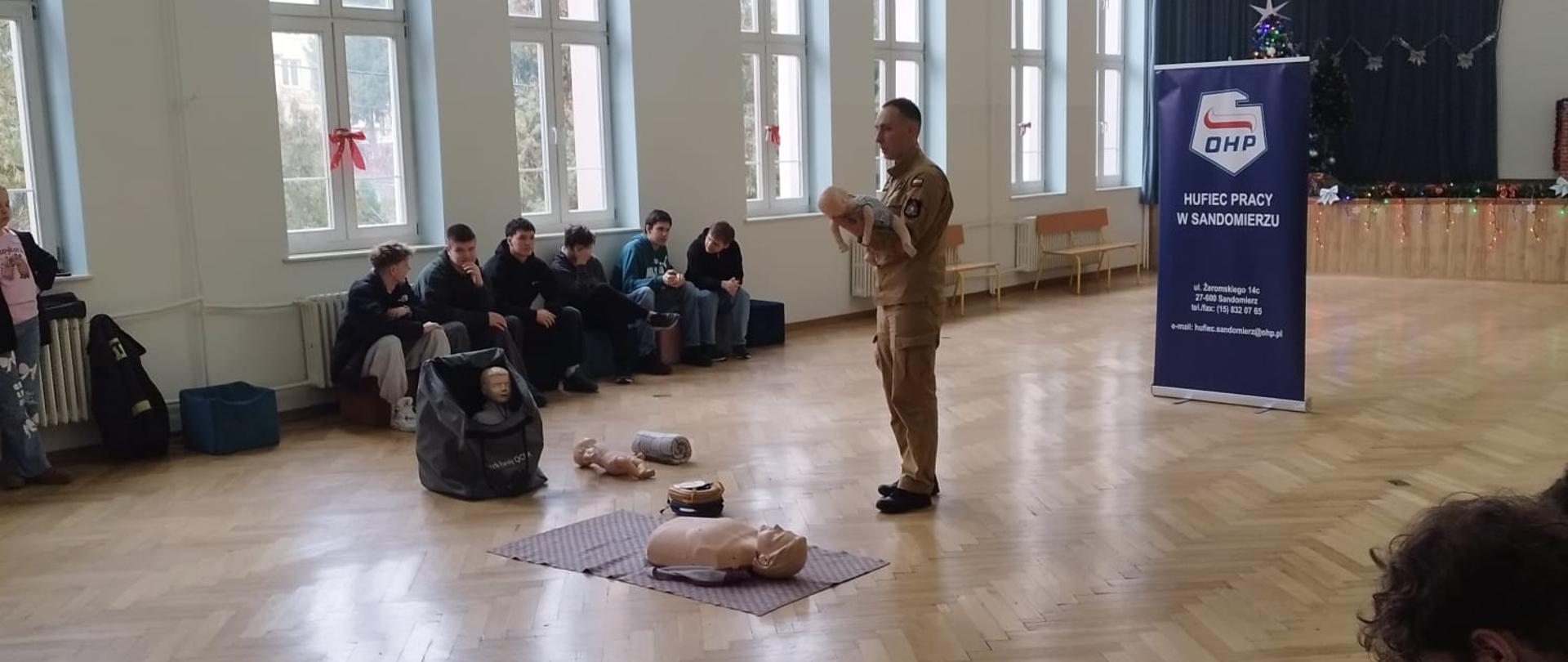Wykłady z zakresu pierwszej pomocy w Zespole Szkół Ekonomicznych im. Eugeniusza Kwiatkowskiego w Sandomierzu