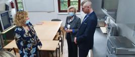 Wiceminister Marzena Machałek z wizytą w Zgorzelcu, wiceminister Marzena Machałek z pracownikami ośrodka w jednej z pracowni, stoją przy stołach