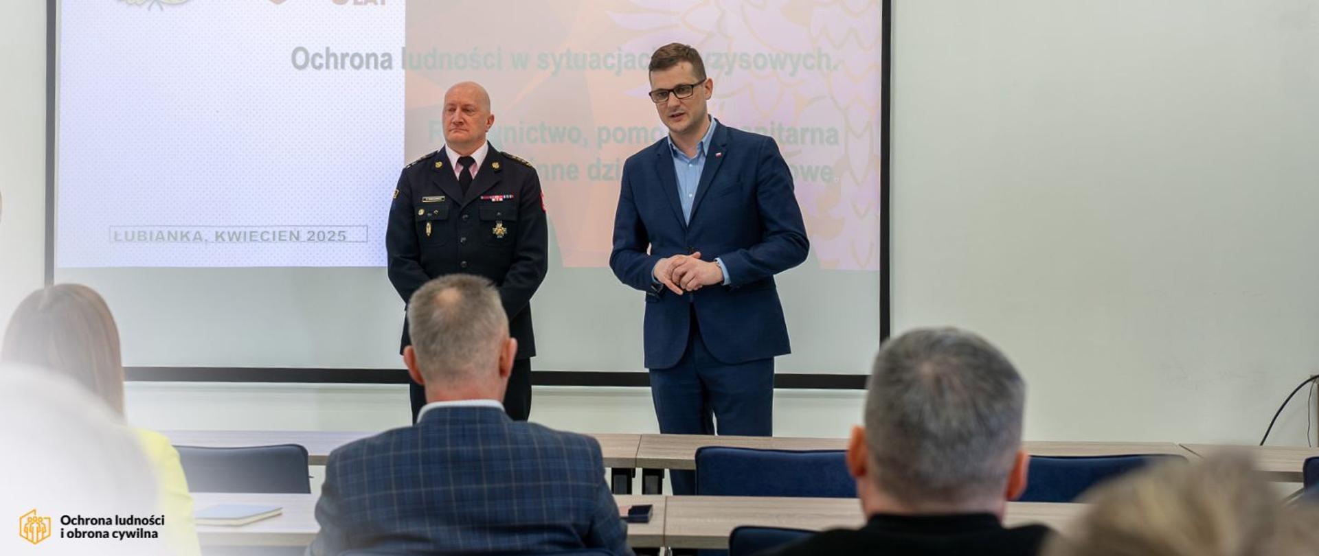 Wojewoda Kujawsko-Pomorski Michał Sztybel wraz z Kujawsko-Pomorskim Komendantem Wojewódzkim PSP st. bryg. Rafałem Świechowiczem podczas szkolenia dla samorządowców z zakresu Ochrony Ludności i Obrony Cywilnej.
