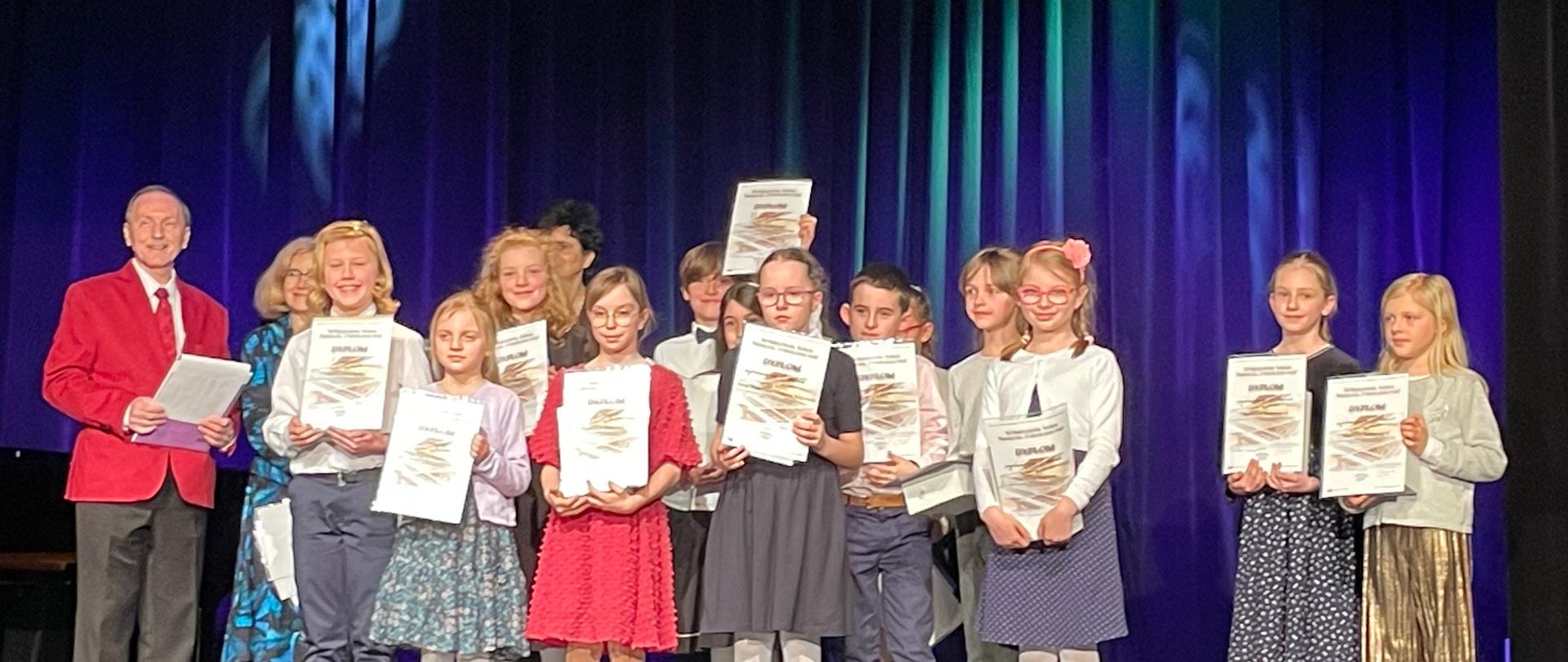 XII Międzyszkolny Konkurs Pianistyczny "Z tańcem przez świat" uczestnicy