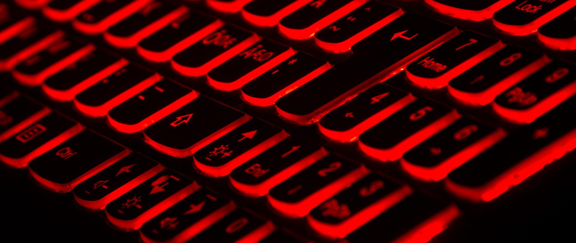 Klawiatura podświetlona na czerwono.