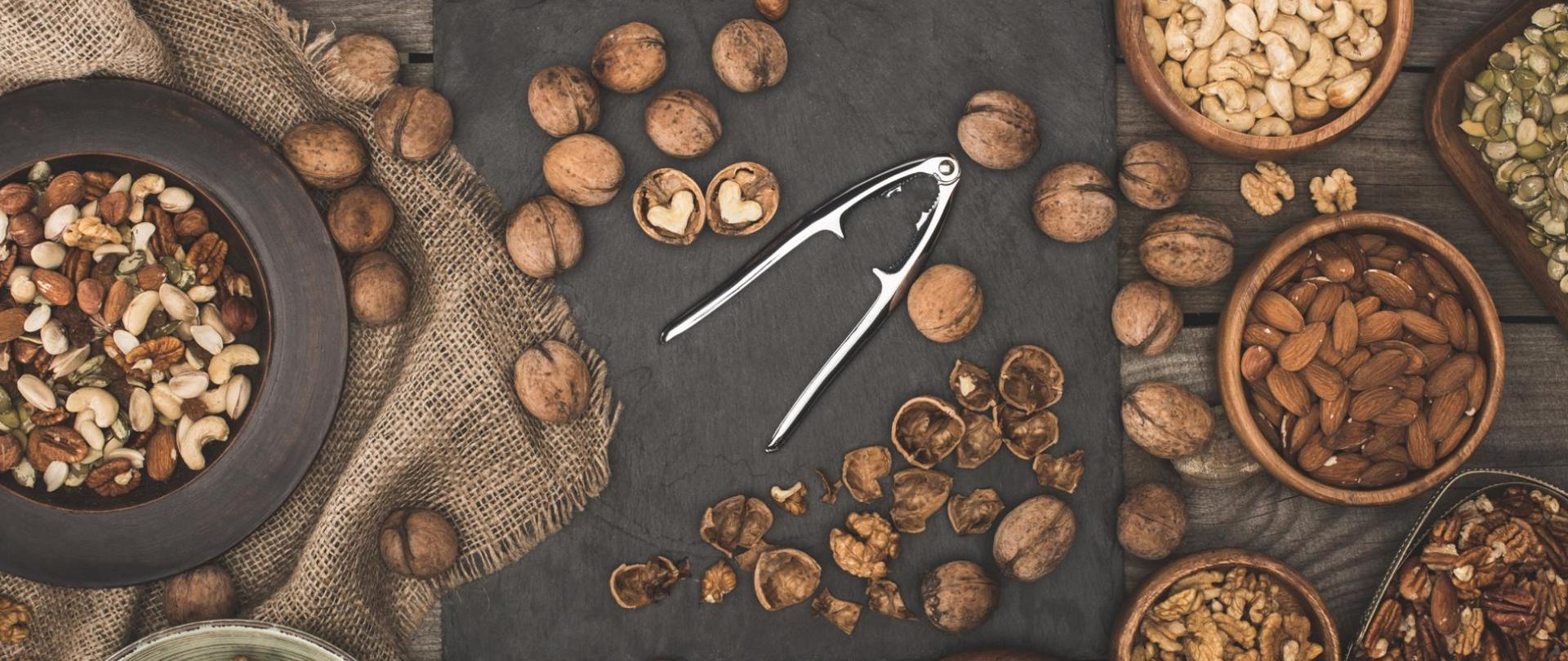Na zdjęciu są różnego rodzaju orzechy. W centrum leży tak zwany dziadek do orzechów.