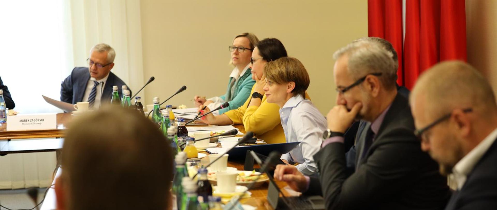 Deputy Prime Minister Jadwiga Emilewicz and participants of the meeting