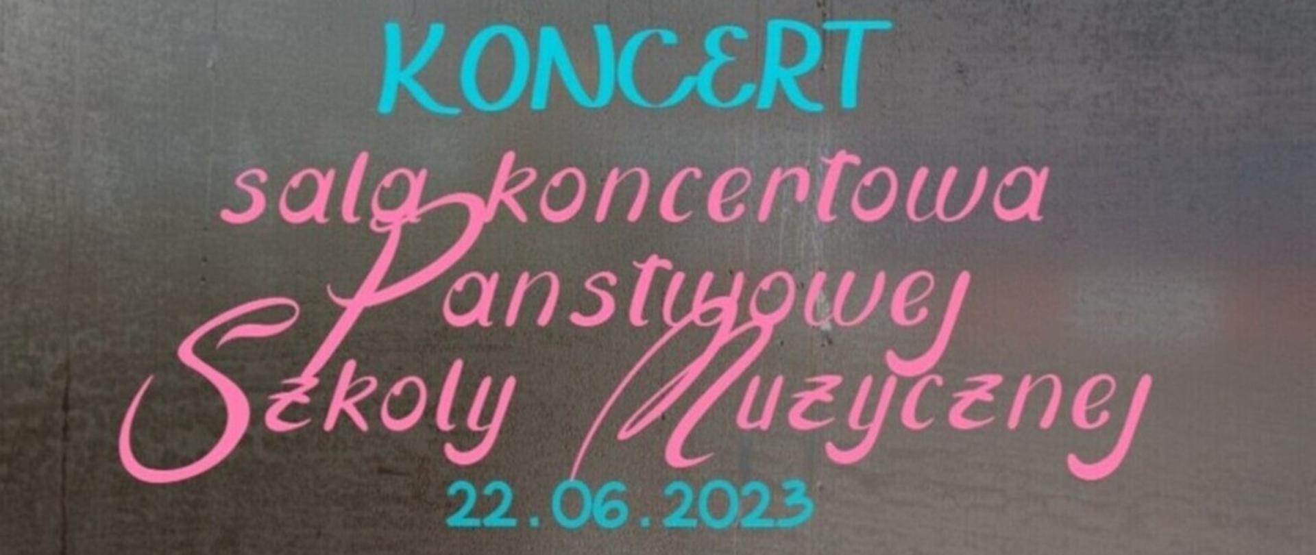 Na ciemnym tle zdjęcie wykonawców koncertu a poniżej zaproszenie na koncert z okazji zakończenia roku szkolnego